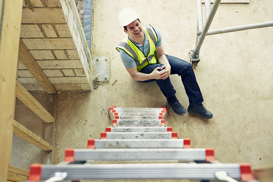 Zásady bezpečnosti práce při používání žebříků + 11 tipů, jak předejít pádu