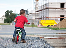 Jak udržet bezpečnost dětí kolem staveniště a snížit riziko jejich proniknutí na stavbu