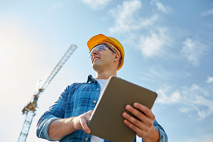 Jaké povinnosti v oblasti BOZP má zhotovitel staveb při provádění vlastních stavebních prací? 