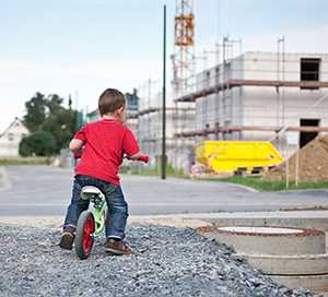Jak udržet bezpečnost dětí kolem staveniště a snížit riziko jejich proniknutí na stavbu